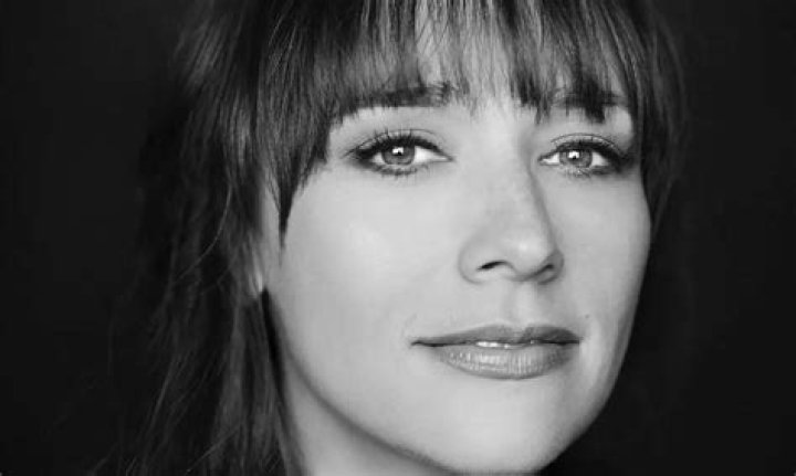 Is Rashida Jones Left-Handed?